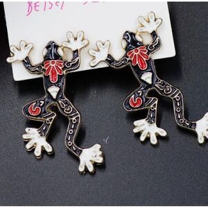 🖤 Betsey Johnson New hand painted leggy frog earrings 🖤